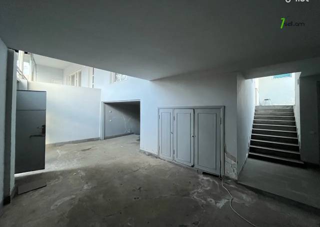 Երկու հարկանի քարե տուն Մարշալ Խուդյակովի փողոցում Ավանում, 286 ք.մ., 2 սանհանգույց