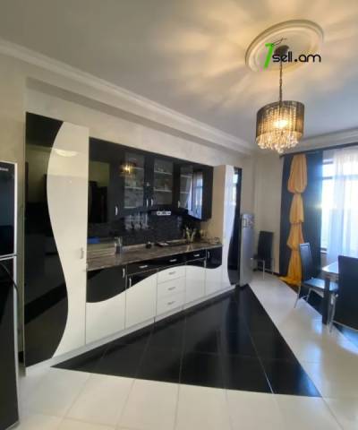 Երկու հարկանի քարե տուն Նոր Նորքում, 800 ք.մ., 3+ սանհանգույց, եվրովերանորոգված