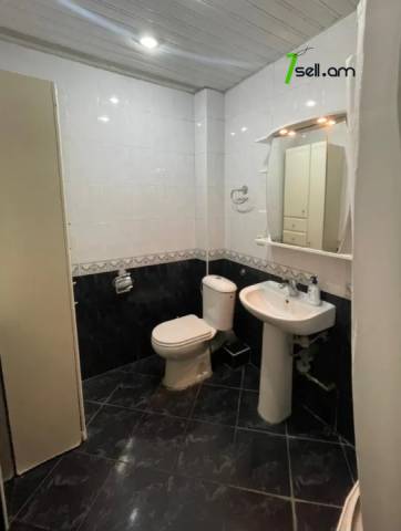 3 սենյականոց բնակարան Վահրամ Փափազյան փողոցում, 88 ք.մ., կապիտալ վերանորոգված, քարե շենք