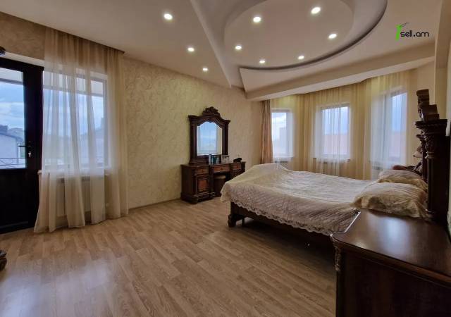 Երկու հարկանի քարե տուն, Դուրյան թաղամաս Ավանում, 500 ք.մ., 2 սանհանգույց, կապիտալ վերանորոգված