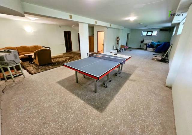 Երեք հարկանի քարե տուն, Գ-1 թաղամաս Աջափնյակում, 1391 ք.մ., 3+ սանհանգույց, կապիտալ վերանորոգված