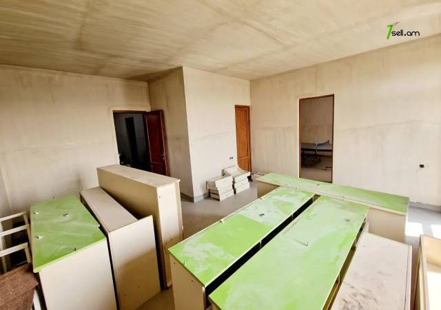 Բազմաֆունկցիոնալ գույք Դավիթ Բեկի փողոցում Էրեբունիում, 1800 ք.մ.