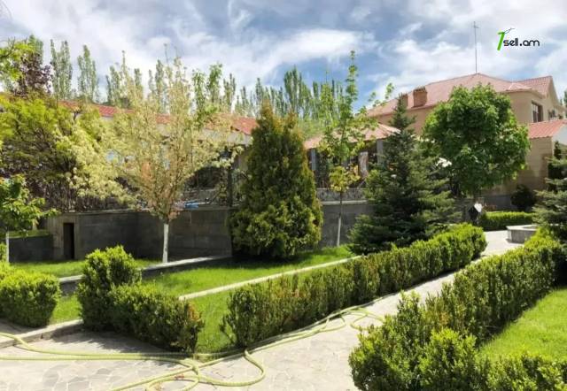 Երկու հարկանի քարե տուն, Դուրյան թաղամաս Ավանում, 2400 ք.մ., 3+ սանհանգույց, մեծ հողամաս