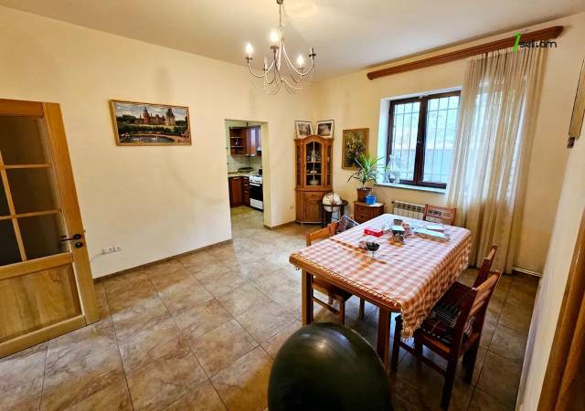 Երեք հարկանի քարե տուն Բագրևանդի 44-րդ փողոցում Նոր Նորքում, 1340 ք.մ., 3+ սանհանգույց