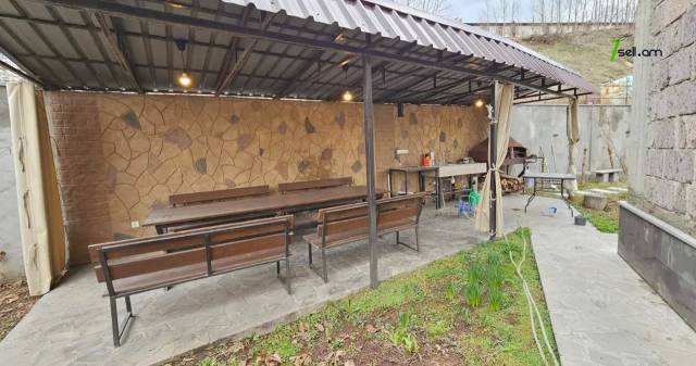 Երկու հարկանի քարե տուն Նվեր Սաֆարյան փողոցում Ավանում, 729 ք.մ., 3+ սանհանգույց