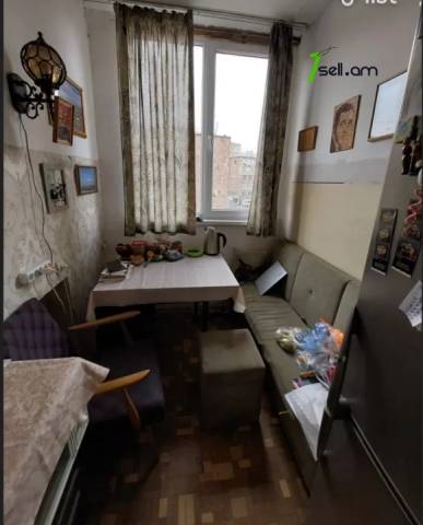 3 սենյականոց բնակարան Մարգարյան փողոցում, 76 ք.մ., մի քանի պատշգամբ, մասնակի վերանորոգում, քարե շենք