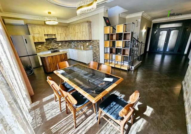 Երկու հարկանի քարե տուն Քաջազնունու փողոցում կենտրոնում, 750 ք.մ., 3+ սանհանգույց