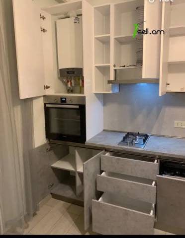 2 սենյականոց բնակարան Արցախի պողոտայում, 55 ք.մ., բարձր առաստաղներ, մի քանի պատշգամբ, 3/5 հարկ