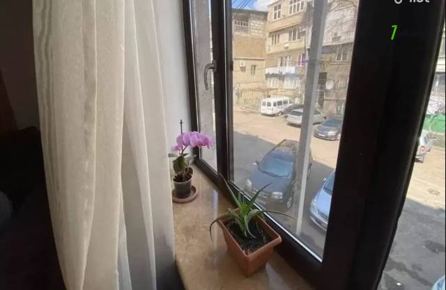 3 սենյականոց բնակարան կենտրոնում, 100 ք.մ., բարձր առաստաղներ, 2/4 հարկ, կոսմետիկ վերանորոգում