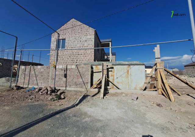 Երկու հարկանի քարե տուն Զովունիում, 220 ք.մ., 2 սանհանգույց