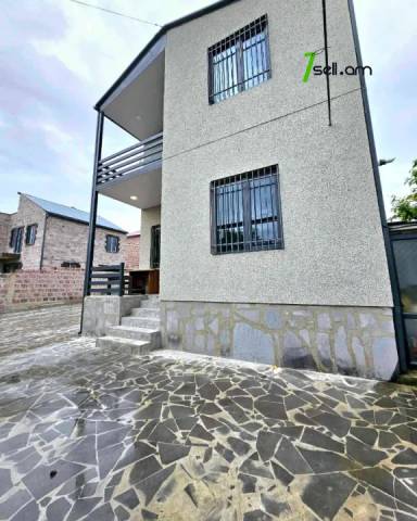 Երկու հարկանի քարե տուն Զովունի 6 փողոցում Զովունիում, 470 ք.մ., 2 սանհանգույց, կապիտալ վերանորոգված