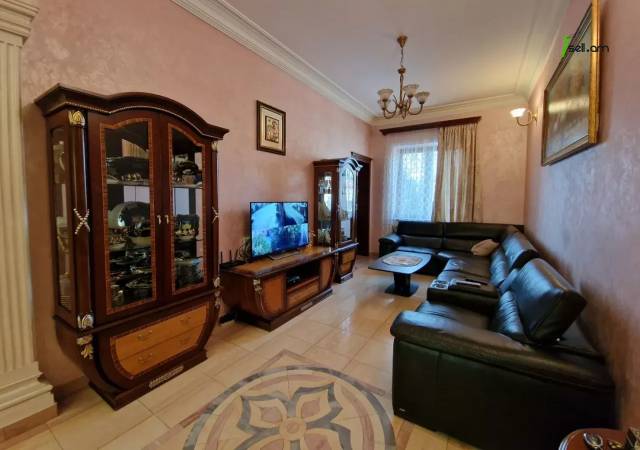 Երկու հարկանի քարե տուն Մոլդովական փողոցում Նոր Նորքում, 1300 ք.մ., 3+ սանհանգույց, եվրովերանորոգված