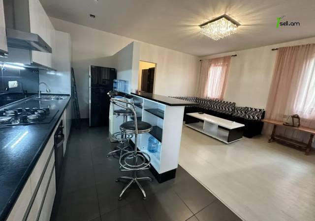 3 սենյականոց բնակարան Բրյուսովի փողոցում, 78 ք.մ., 2 սանհանգույց, կապիտալ վերանորոգված, քարե շենք