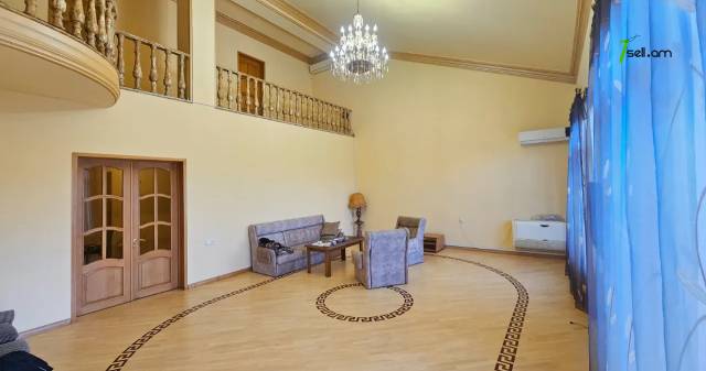 Երեք հարկանի քարե տուն Վրթանես Փափազյան փողոցում Արաբկիրում, 500 քմ, 3+ սանհանգույց