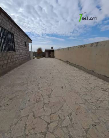 Մեկ հարկանի քարե տուն Ձորաղբյուրում, 1650 ք.մ., 2 սանհանգույց, կապիտալ վերանորոգված