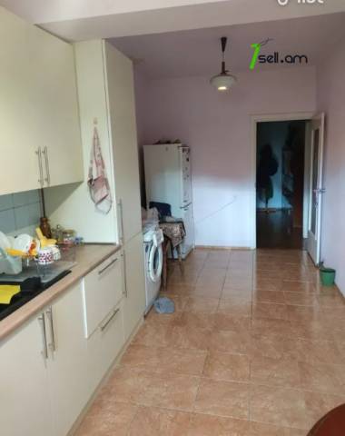 3 սենյականոց բնակարան Ղազար Փարպեցու փողոցում, 82 քմ, 1/5 հարկ, մասնակի վերանորոգում, քարե շենք