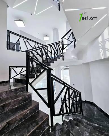 Բազմաֆունկցիոնալ գույք, Եղվարդի խճուղի Զովունիում, 2150 ք.մ.