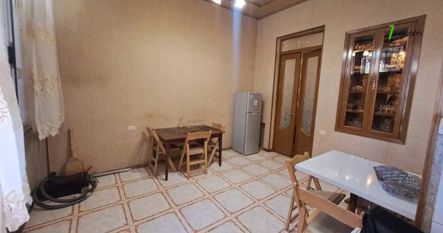 2 սենյականոց բնակարան Նալբանդյան փողոցում, 80 քմ, 2/4 հարկ, կապիտալ վերանորոգված, քարե շենք