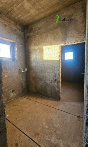 Երեք հարկանի քարե տուն Խաչատուր Աբովյանի 21-րդ փողոցում Առինջում, 1360 ք.մ., 3+ սանհանգույց