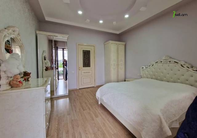 Երկու հարկանի քարե տուն, Դուրյան թաղամաս Ավանում, 500 ք.մ., 2 սանհանգույց, կապիտալ վերանորոգված