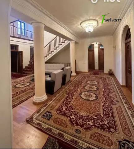 Երեք հարկանի տուն Բագրևանդի փողոցում Նոր Նորքում, 1800 ք.մ., մեծ հողամաս, եվրովերանորոգված