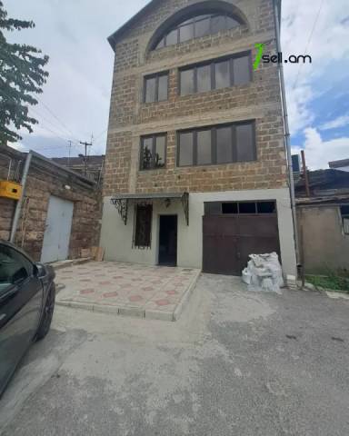 Չորս հարկանի քարե տուն Շևչենկոյի փողոցում կենտրոնում, 420 քմ, 3+ սանհանգույց, մասնակի վերանորոգում