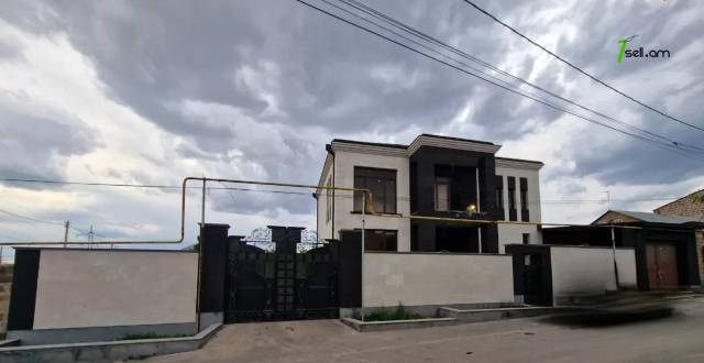 Երկու հարկանի քարե տուն Բագրևանդի փողոցում Նոր Նորքում, 1000 ք.մ., 3+ սանհանգույց