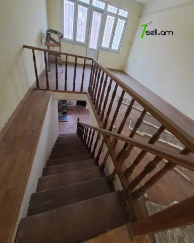 Երեք հարկանի քարե տուն Խորենացու փողոցում կենտրոնում, 145 ք.մ., 2 սանհանգույց, կոսմետիկ վերանորոգում