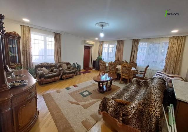 3 սենյականոց բնակարան, Աթոյան փողոց անցուղի, 90 ք.մ., 1/5 հարկ, կապիտալ վերանորոգված, քարե շենք