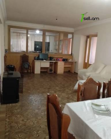 Երեք հարկանի քարե տուն Նոր Արեշի 37րդ փողոցում Էրեբունիում, 536 ք.մ., 2 սանհանգույց