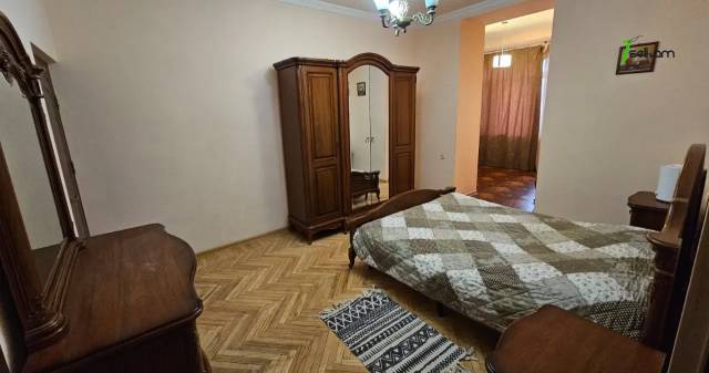 3 սենյականոց բնակարան Մեսրոպ Մաշտոցի պողոտայում, 100 ք.մ., 3/5 հարկ, կապիտալ վերանորոգված, քարե շենք