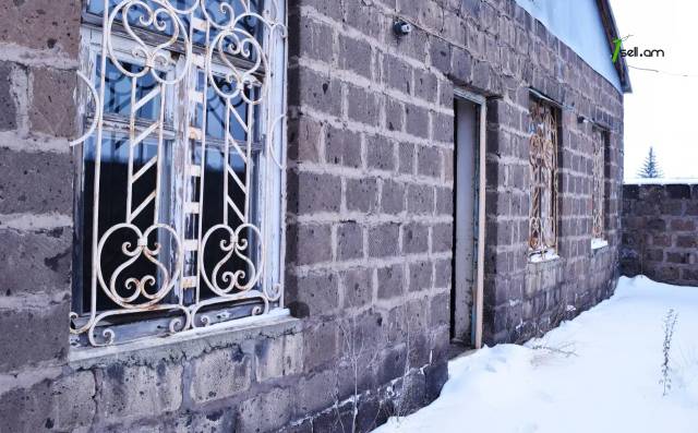 Երկու հարկանի քարե տուն Սուրեն Մատնիշյանի փողոցում Գյումրիում, 250 ք.մ.