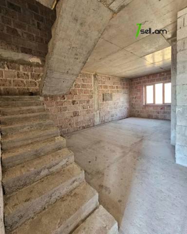 Երկու հարկանի տուն, Դավթաշեն 1-ին թաղամաս Դավիթաշենում, 500 ք.մ., 2 սանհանգույց