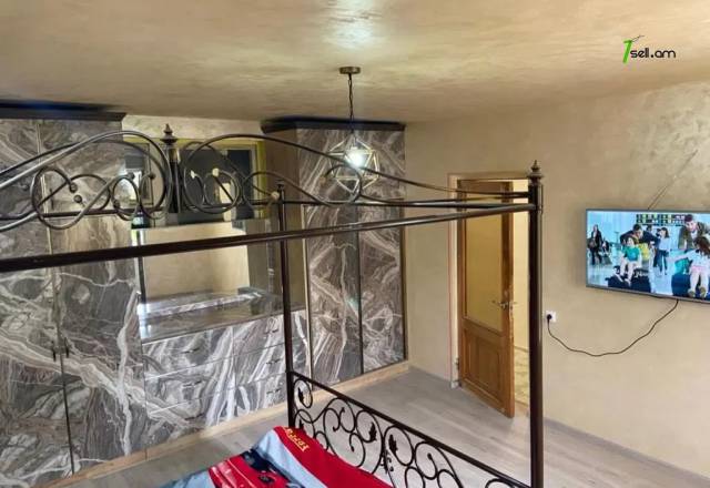 Երկու հարկանի քարե տուն Դավիթ Բեկի փողոցում Էրեբունիում, 200 ք.մ., եվրովերանորոգված