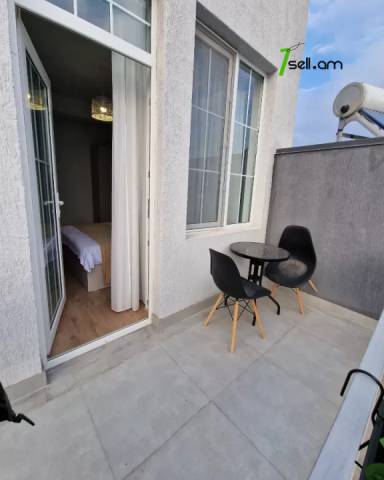 Երկու հարկանի քարե տուն, Դավթաշենի 2-րդ զանգված Դավիթաշենում, 170 ք.մ., 2 սանհանգույց