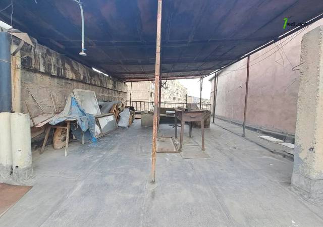 3 սենյականոց բնակարան Վարդանանց փողոցում, 90 ք.մ., մի քանի պատշգամբ, քարե շենք