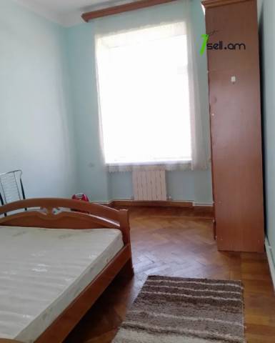 3 սենյականոց բնակարան Սայաթ-Նովայի պողոտայում, 86 ք.մ., բարձր առաստաղներ, կոսմետիկ վերանորոգում