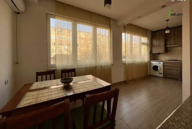 2 սենյականոց բնակարան Մարգարյան փողոցում, 45 ք.մ., 2/5 հարկ, եվրովերանորոգված, քարե շենք