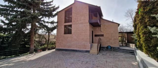 Երկու հարկանի քարե տուն, Բարեկամության փողոցի 2-րդ նրբանցք Նոր Նորքում, 800 ք.մ., 2 սանհանգույց