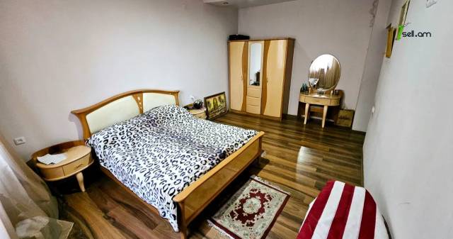 Երեք հարկանի քարե տուն Մարշալ Բաբաջանյանի փողոցում Ավանում, 420 ք.մ., 2 սանհանգույց