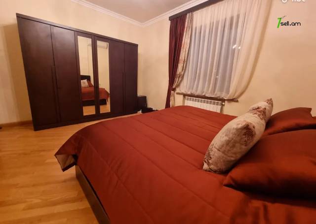 Երեք հարկանի քարե տուն, Գ-1 թաղամաս Աջափնյակում, 370 ք.մ., 2 սանհանգույց, կապիտալ վերանորոգված