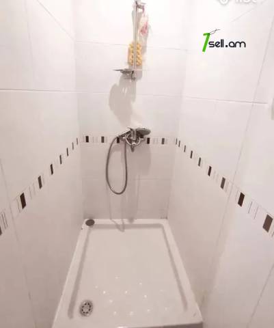 3 սենյականոց բնակարան Կարապետ Ուլնեցու փողոցում, 80 ք.մ., 4/6 հարկ, եվրովերանորոգված, քարե շենք