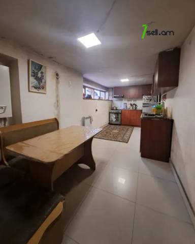 Երկու հարկանի քարե տուն Դավիթ Մալյան փողոցում Ավանում, 478 քմ, կոսմետիկ վերանորոգում