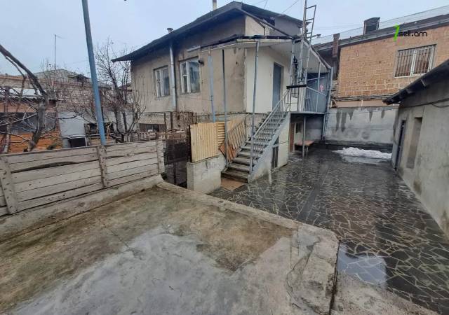 Երկու հարկանի քարե տուն Դավիթ Մալյան փողոցում Ավանում, 478 քմ, կոսմետիկ վերանորոգում