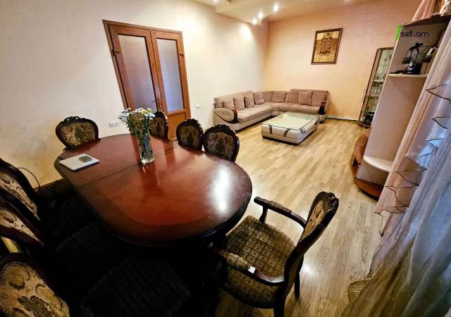 5 սենյականոց բնակարան Նալբանդյան փողոցում, 140 ք.մ., 2 սանհանգույց, բարձր առաստաղներ