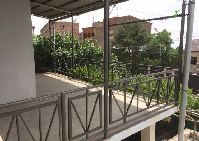 Երկու հարկանի քարե տուն Ազատության պողոտայում Արաբկիրում, 230 քմ, 3+ սանհանգույց