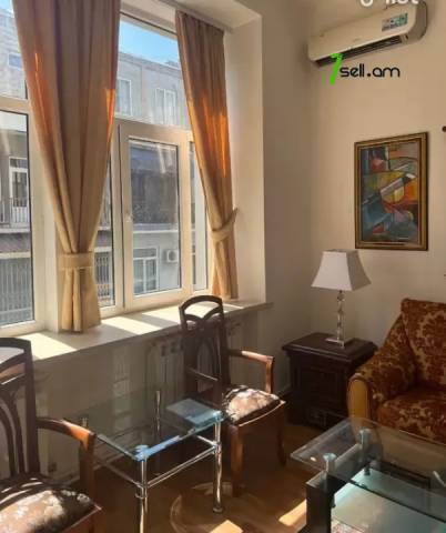 3 սենյականոց բնակարան Աբովյան փողոցում, 72 ք.մ., 2/4 հարկ, բարձր առաստաղներ, կապիտալ վերանորոգված