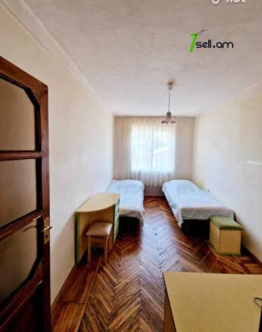 3 սենյականոց բնակարան Մոլդովական փողոցում, 52 ք.մ., 2/5 հարկ, կոսմետիկ վերանորոգում, քարե շենք