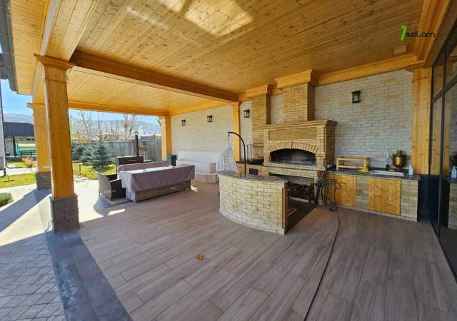 Երկու հարկանի տուն Ամառանոցային փողոցում Ձորաղբյուրում, 2600 ք.մ., 3+ սանհանգույց