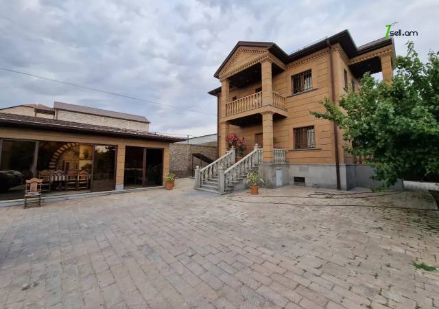 Երկու հարկանի քարե տուն 12-րդ փողոցում Պտղնիում, 1200 քմ, 3+ սանհանգույց, եվրովերանորոգված